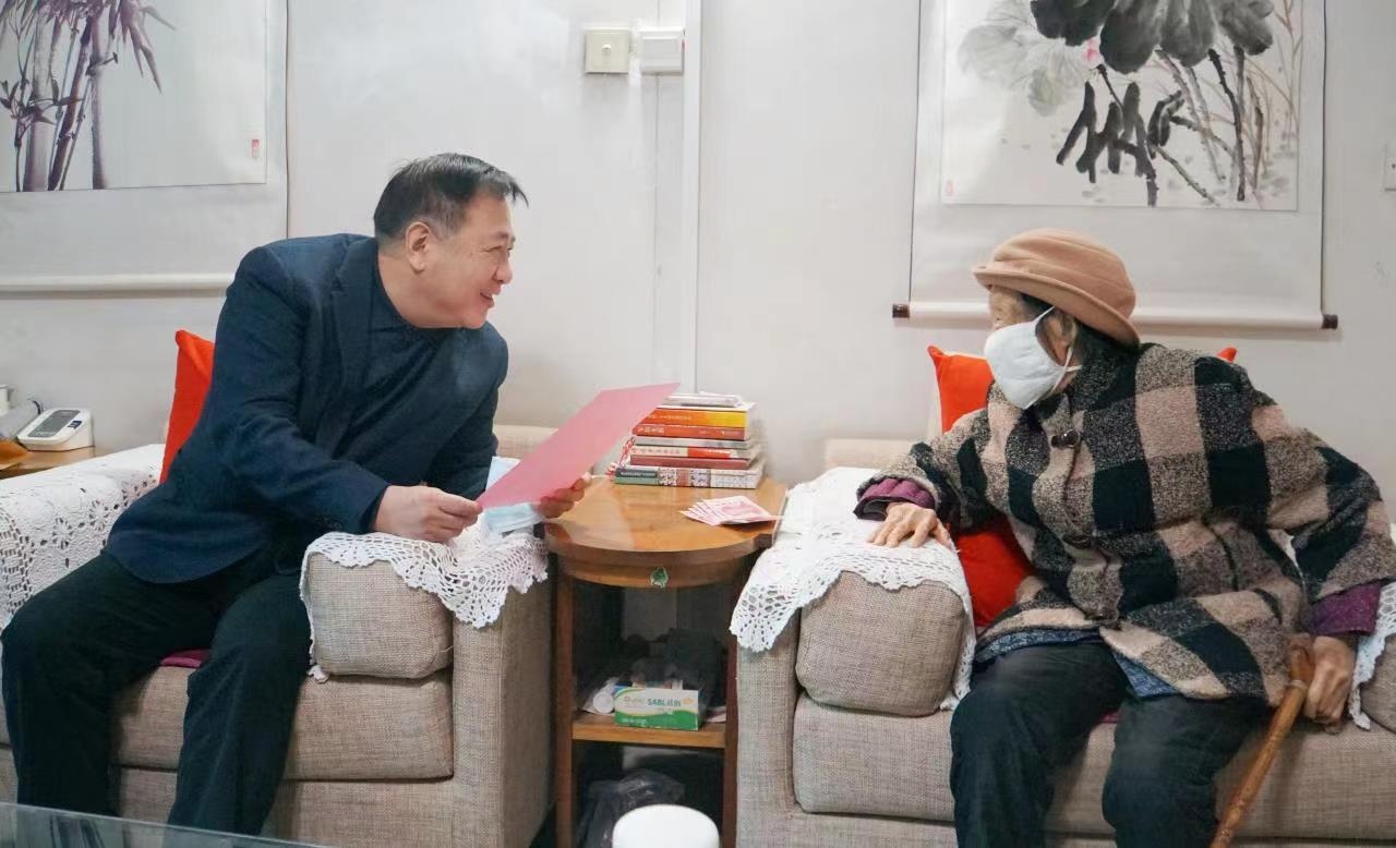 情下废干部 慰问暖人心 ——太阳成集团tyc151cc集团发展春节前走访慰问